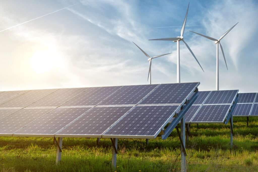Solarpark mit Windrädern
