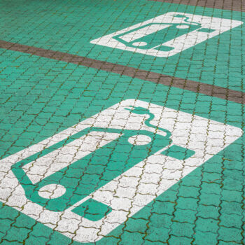 Parkplatz in grüner Farbe mit Symbol für Elektroauto